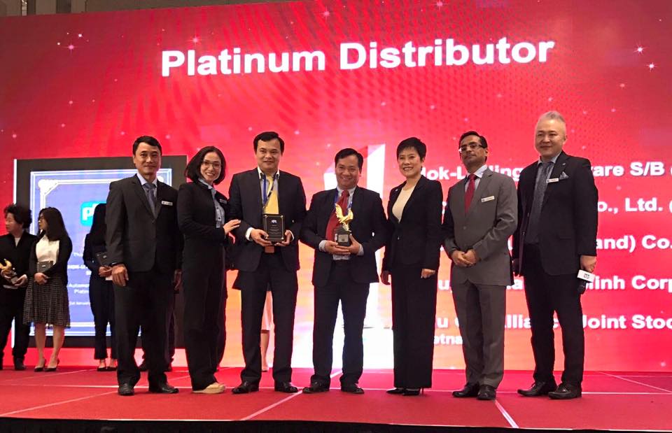 Bà Pauline Yuen, Phó Chủ Tịch PPG khu vực Châu Á và Ông Zhu Qing, Tổng Giám Đốc PPG khu vực Đông Nam Á, Sơn Refinish trao giải thưởng Nhà phân phối bạch kim cho Công ty cổ phần Liên Minh Phú Gia